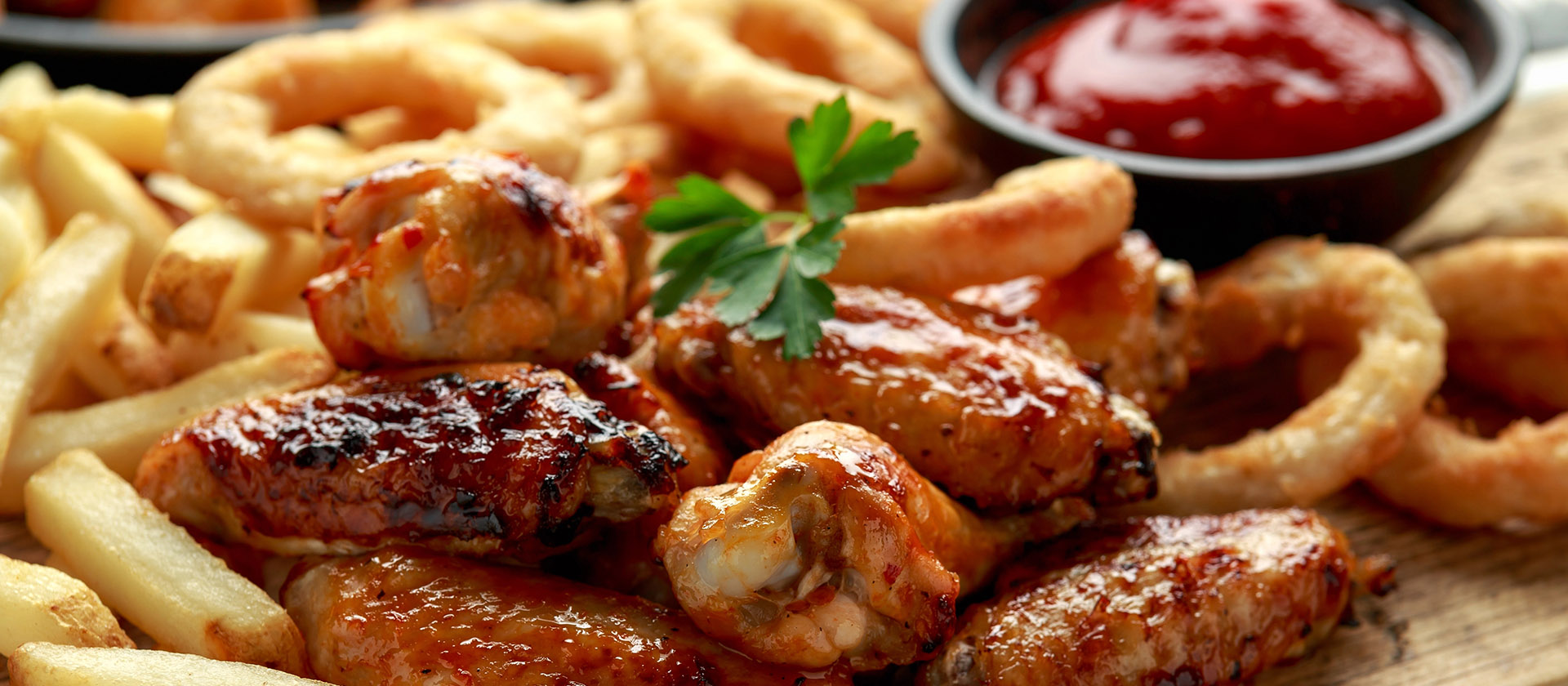 DÉGUSTEZ NOS CÉLÈBRES AILES DE POULET  MENU FRINGALES